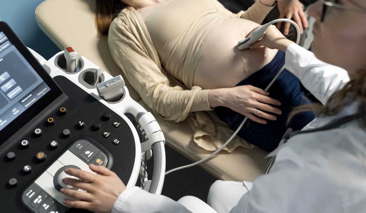 gynecologist-performing-ultrasound-consultation